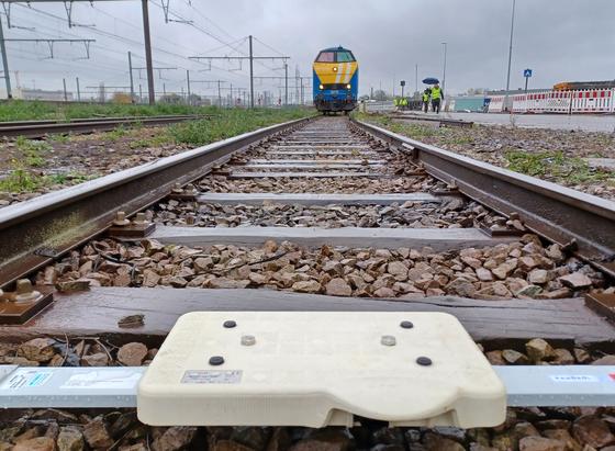 Alstom unveils Eurobalise, a game-changing rail safety solution, securing a major order from Belgian operator Infrabel.